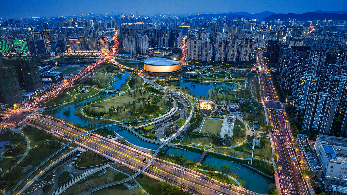 喷播施工如何保障市政道路边坡绿化效果？关键工艺与设备匹配方案